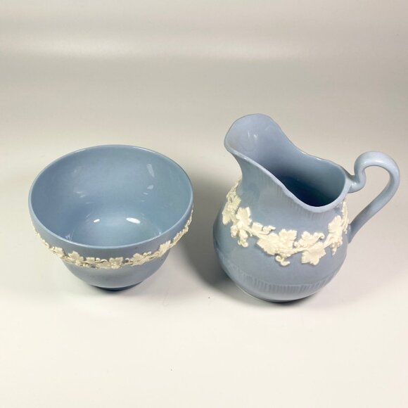 1950s Wedgwood Queensware Embossed Cream On Blue Creamer Sugar Bowl - Picture 2 of 16